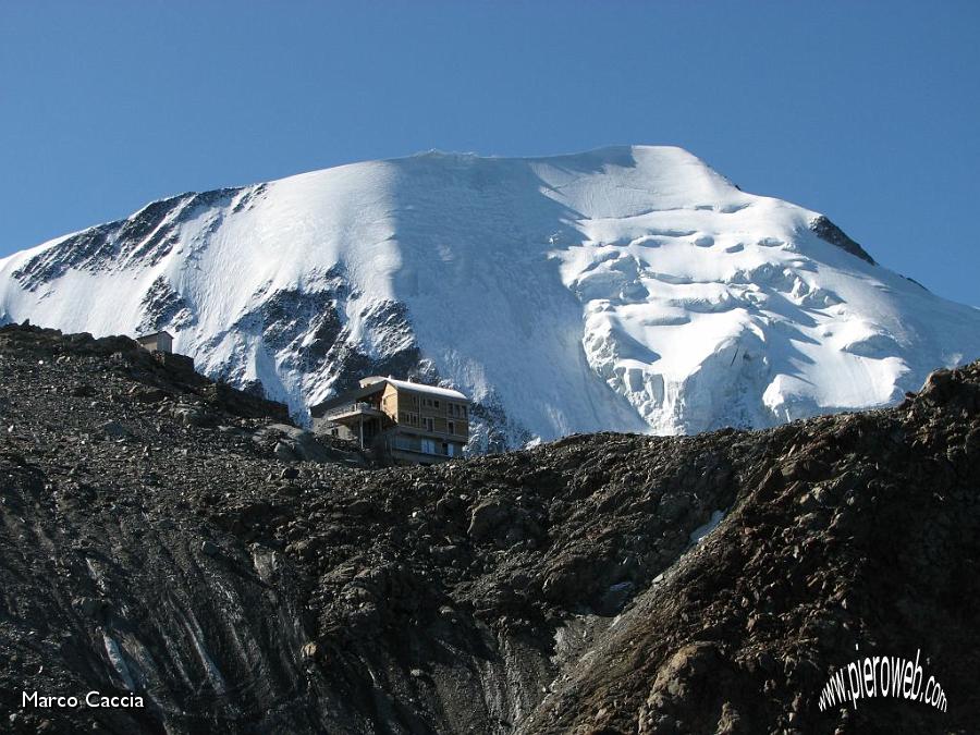 05_Aguille de Bionassey e il Rifugio di Tête Rousse.JPG